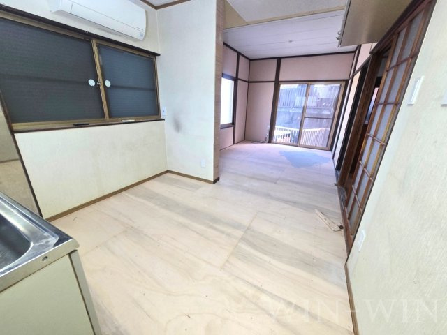 向草間町貸家の居間・リビング