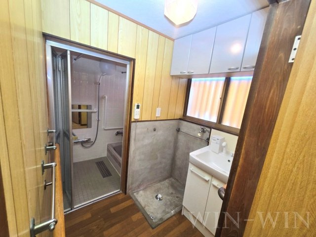 向草間町貸家の洗面所