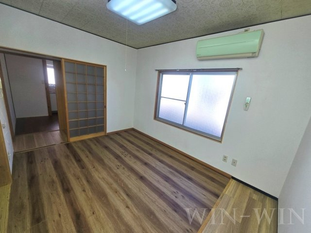 吉川町戸建貸家 Hの居間・リビング