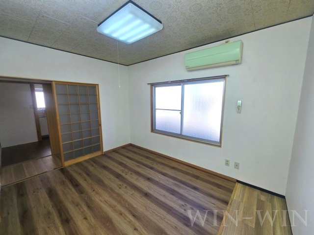 吉川町戸建貸家 Hの居間・リビング