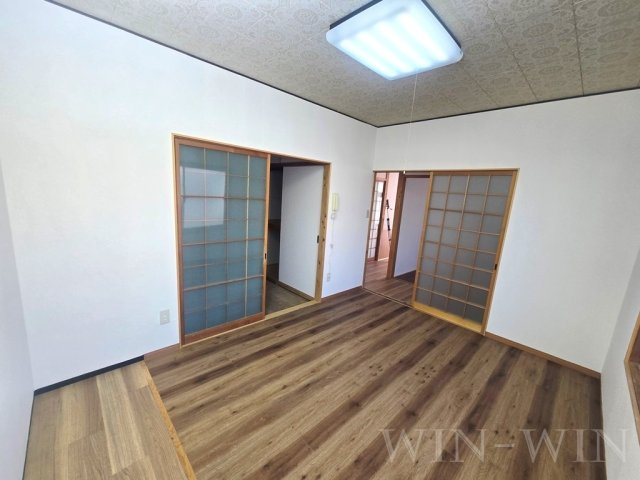 吉川町戸建貸家 Hの居間・リビング