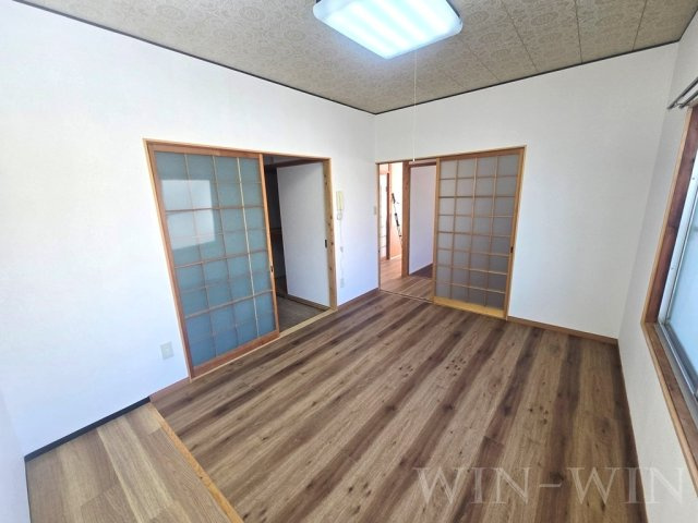 吉川町戸建貸家 Hの居間・リビング