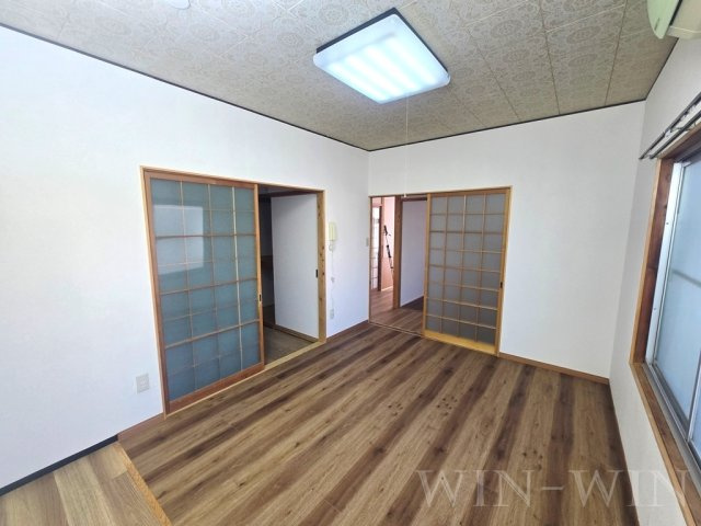 吉川町戸建貸家 Hの居間・リビング