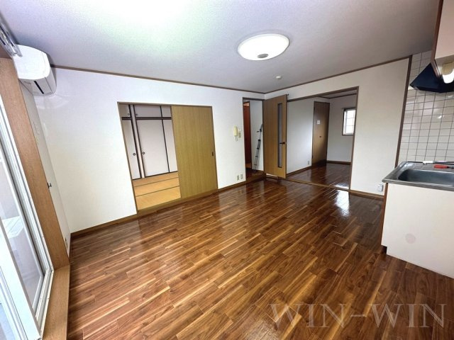 レガーロ寿里 Bの居間・リビング