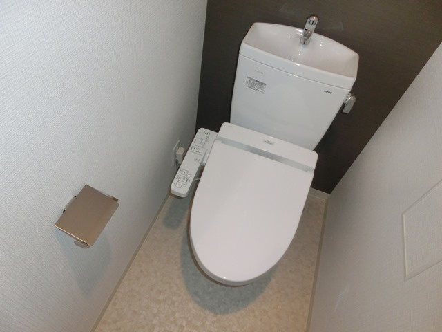 大阪市淀川区十三東３丁目の賃貸マンションのトイレ