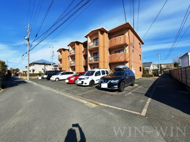 クレール花田の駐車場