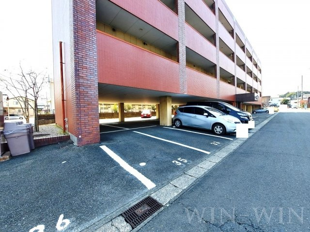 ユトリロつつじが丘の駐車場