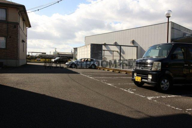 シャルマンコートの駐車場|駐車場があるので、車を買う予定の方も安心です