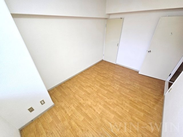 岩月ビルディングの洋室