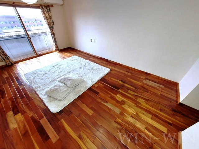 ユトリロつつじが丘 2の居間・リビング