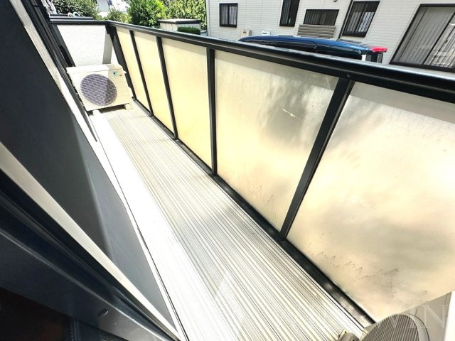 ユトリロ大岩のバルコニー