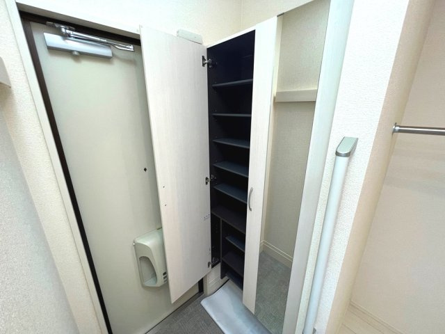 D-roomやまは C棟の玄関