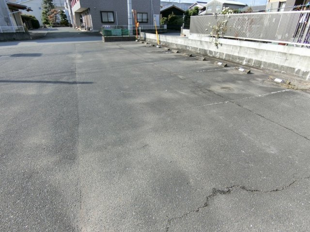 アイビーコート12の月の駐車場|駐車場があるので、車を買う予定の方も安心です