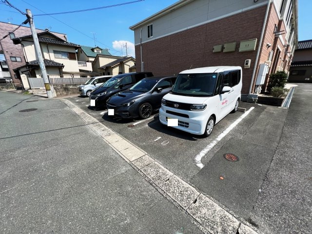 ウィル吉川の駐車場