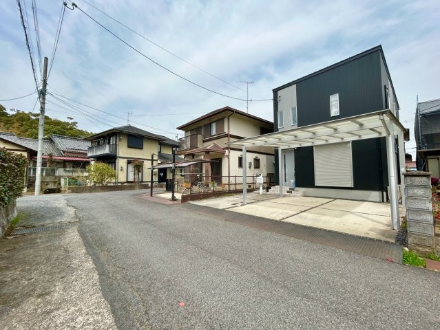 野洲市五条　中古戸建ての前面道路含む現地写真