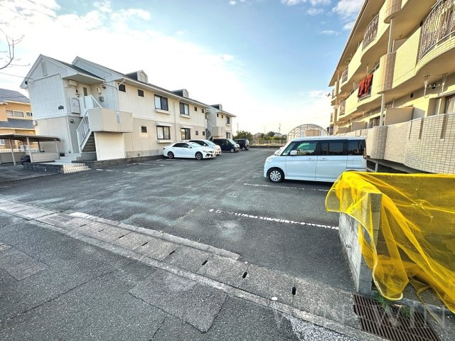 プロヴァンス飯村の駐車場