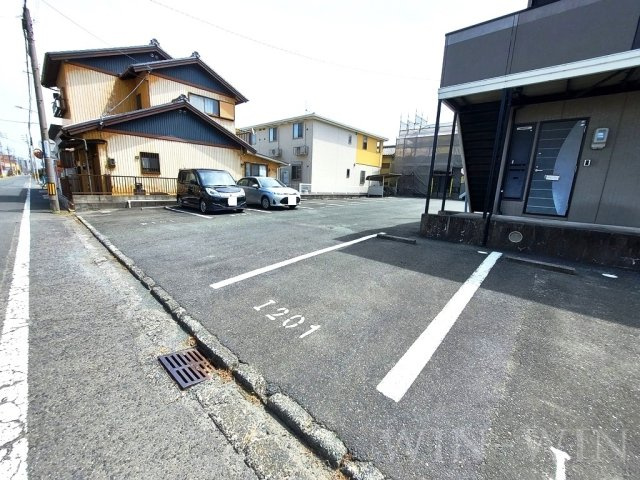 メゾン・ド・ラヴィ菰口Iの駐車場
