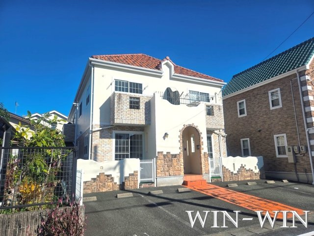 フリューゲル B棟の駐車場