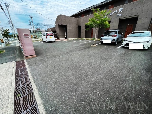 セザンヌ佐藤の駐車場