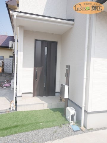 加古川市野口町野口　中古戸建の玄関