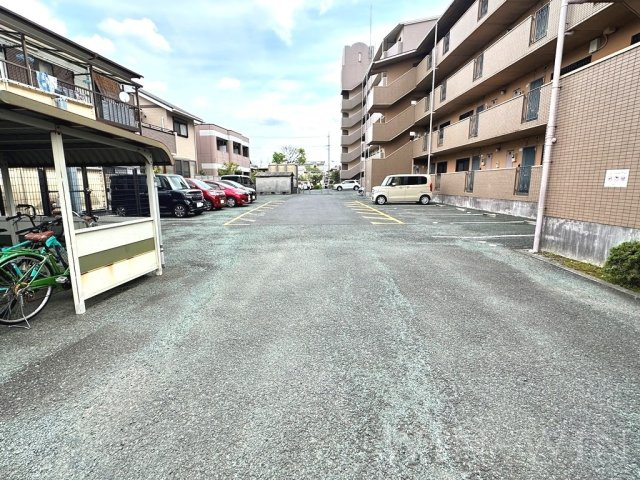 NH菰口の駐車場