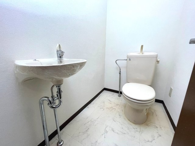 WEST COURT S棟のトイレ|イメージ（同建物内別部屋の写真です）