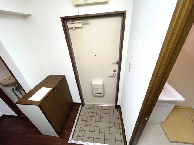 WEST COURT S棟の玄関|イメージ（同建物内別部屋の写真です）