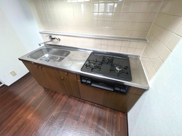 WEST COURT S棟のキッチン|イメージ（同建物内別部屋の写真です）