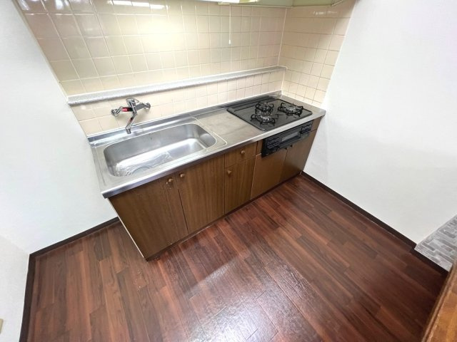 WEST COURT S棟のキッチン|イメージ（同建物内別部屋の写真です）