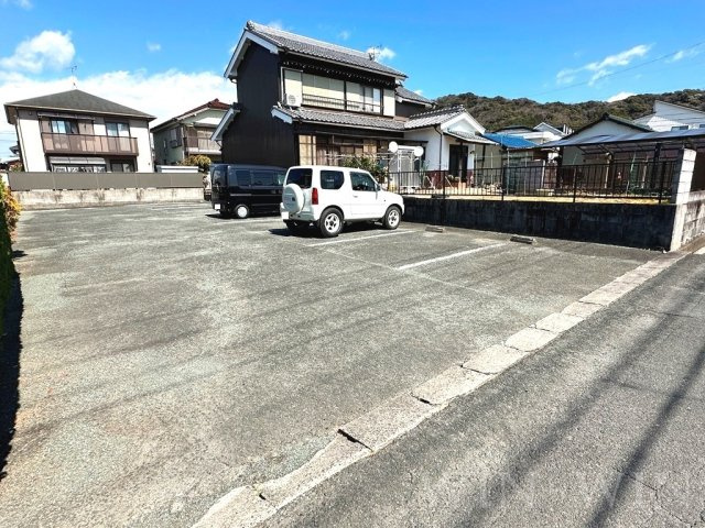 セザンヌ小鷹野 2の駐車場