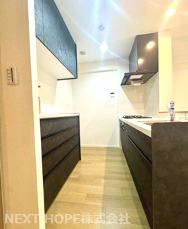 【キッチン】 | エンゼルハイム・パークステージ四番館　リフォーム済１階のお部屋 | 新品のシステムキッチンです♪食器洗い乾燥機付きで食後の後片付けもお任せですね(^^)キッチン後方にはたっぷり収納できるカップボードも設けられております！！