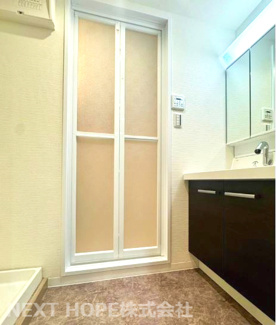 【独立洗面台】 | エンゼルハイム・パークステージ四番館　リフォーム済１階のお部屋 | 新品の大きな洗面化粧台です♪シャワー水栓で使い勝手も良いです！鏡は三面鏡になっております！洗面室内には室内洗濯機置き場もございます！