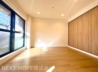 【洋室】 | エンゼルハイム・パークステージ四番館　リフォーム済１階のお部屋 | 南向きバルコニーに面した洋室6帖です♪日当たり良好です！大きなクローゼットも設けられており、バルコニーから取り込んだお洗濯物もすぐにクローゼットへ収納できます！！