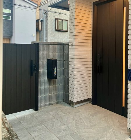 上高田戸建のエントランス