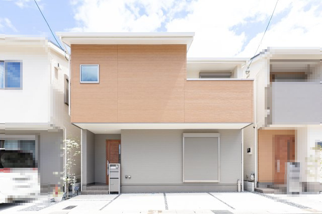京都市右京区嵯峨蜻蛉尻町の外観|明るい外壁が映える6号地。
駐車場も2台可（車種による）