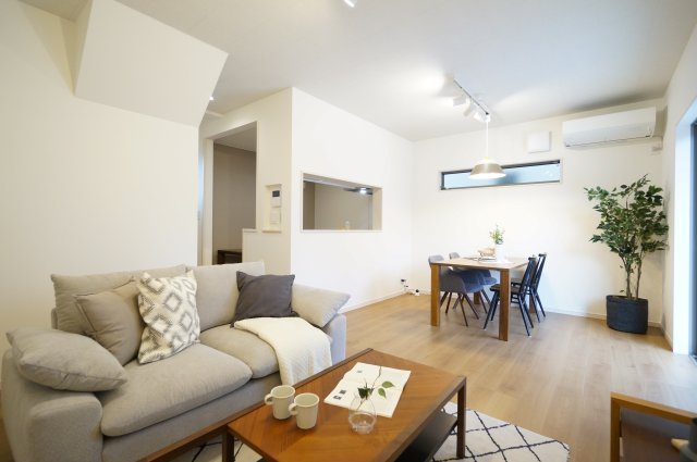 京都市右京区嵯峨蜻蛉尻町の居間・リビング|LDK約16帖！
床暖房２基搭載で快適な空間がひろがっております(^^)/