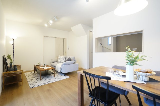 京都市右京区嵯峨蜻蛉尻町の居間・リビング|ダイニングから見渡せるリビングスペースです！