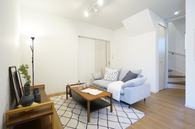 京都市右京区嵯峨蜻蛉尻町の居間・リビング|キッチン横、リビング背面からのリビング階段となっております！帰宅後のご家族の顔合わせも可能な間取りです♪