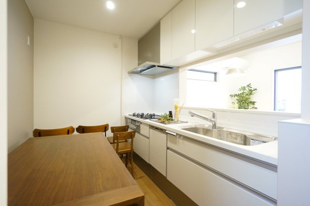 京都市右京区嵯峨蜻蛉尻町のキッチン|食器洗乾燥機付きシステムキッチンです。ワイドタイプのシンクで家事効率抜群！