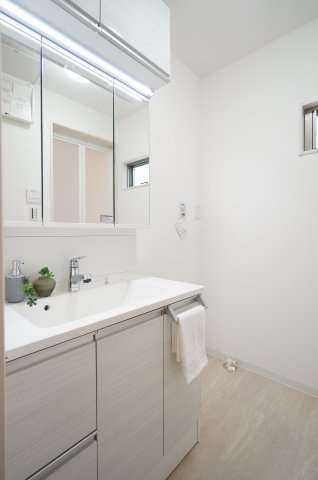 京都市右京区嵯峨蜻蛉尻町の独立洗面台|収納もしっかりとした、三面鏡付き洗面化粧台です！