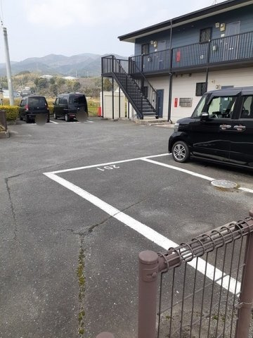 メゾンレフォ－ルの駐車場