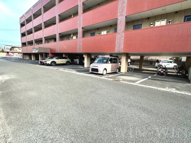 ユトリロつつじが丘の駐車場