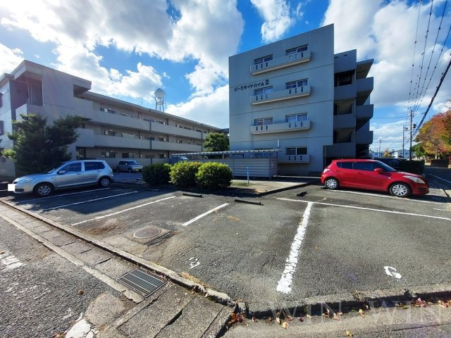 パークサイドハイム Ⅱ棟の駐車場