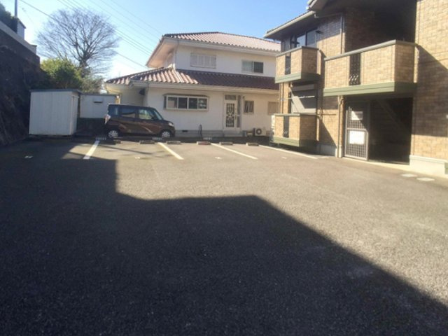 フローラ山口の駐車場