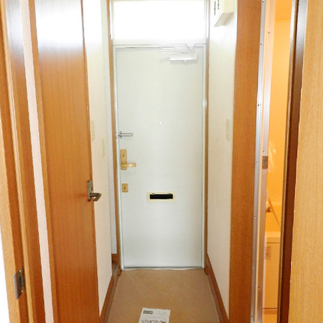 ハイツプラタナス1号館の玄関