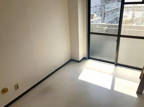 リアライズ塩屋の洋室