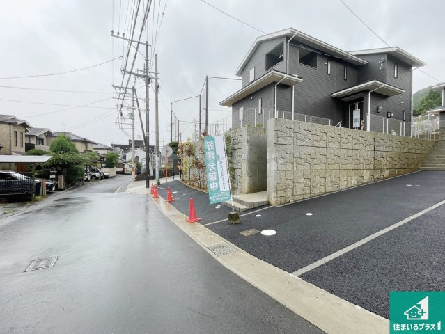 ★1(土)2(日)現地見学可能！★京都市北区西賀茂蟹ケ坂町　ラスト1邸の前面道路含む現地写真|周辺は閑静な住宅街！前面道路広々で車の出し入れも便利です。駐車が苦手な方でも安心して車庫入れできます！