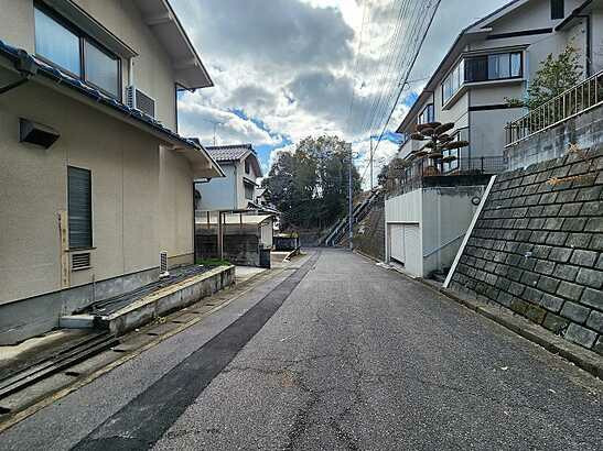 【前面道路含む現地写真】