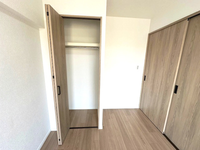 【収納】 | パストラルハイム豊中 | 洋室5.0帖のクローゼット。棚板やハンガーパイプ付きで、衣類と帽子などの小物類を区別して収納が可能です！