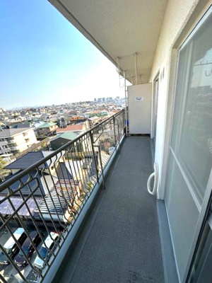 【バルコニー】 | パストラルハイム豊中 | 陽当たり良好な南東向きバルコニー。お仕事やお勉強の合間に外の空気を吸ってホッと一息！日々の疲れもリフレッシュできそうですね。